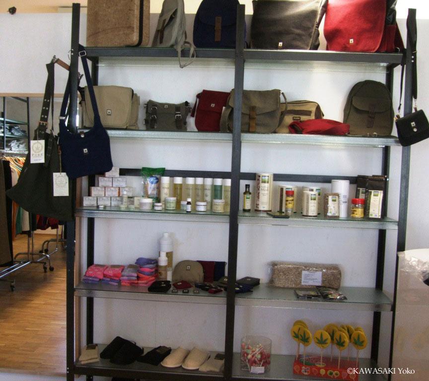 ヘンプ専門店ではバッグ、スリッパ、化粧品や食料品も買える。