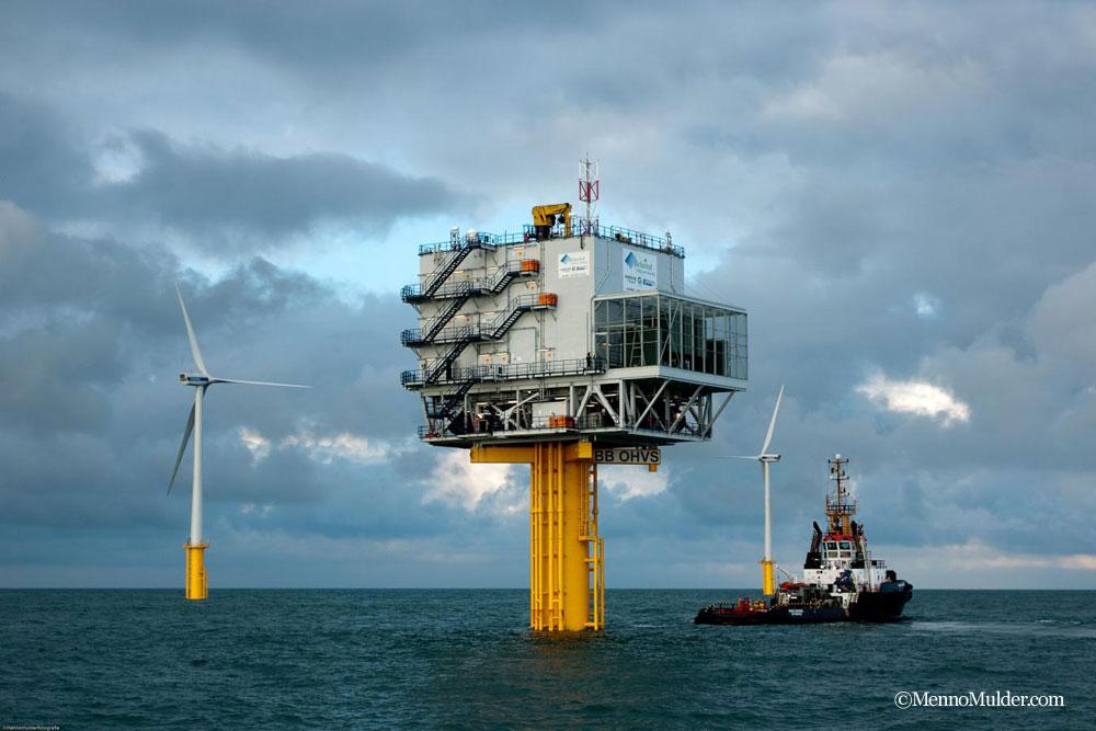 風車の基礎部分が海に建設される © MennoMulder.com