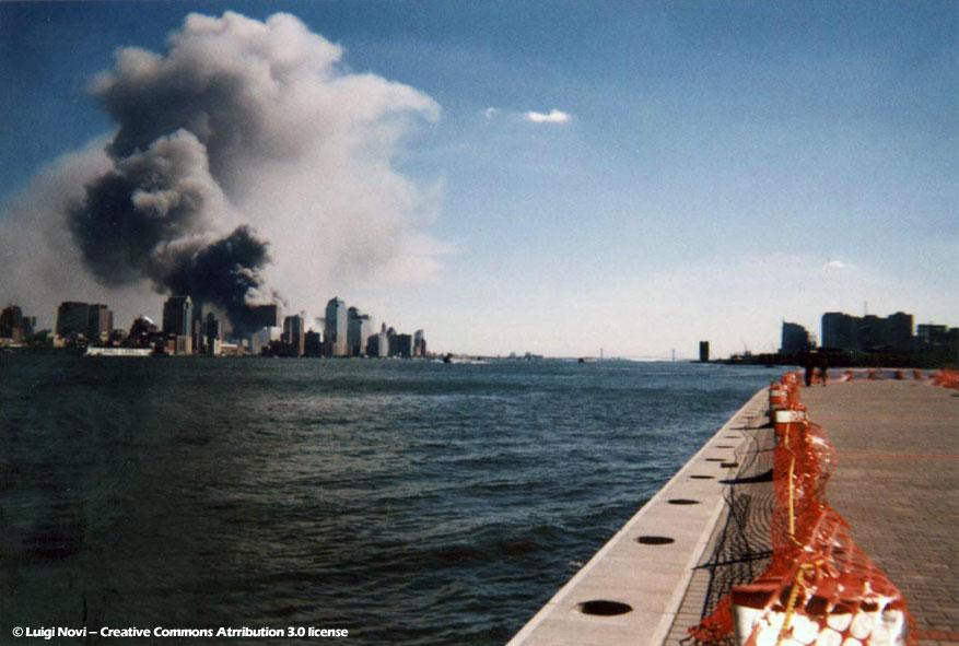 2001年9月11日、ボーイング767機が突っ込むというテロにより、二つのビルのそれぞれが、黒煙をあげるNYマンハッタンの貿易センタービル© Luigi Novi – Creative Commons Atrribution 3.0 license