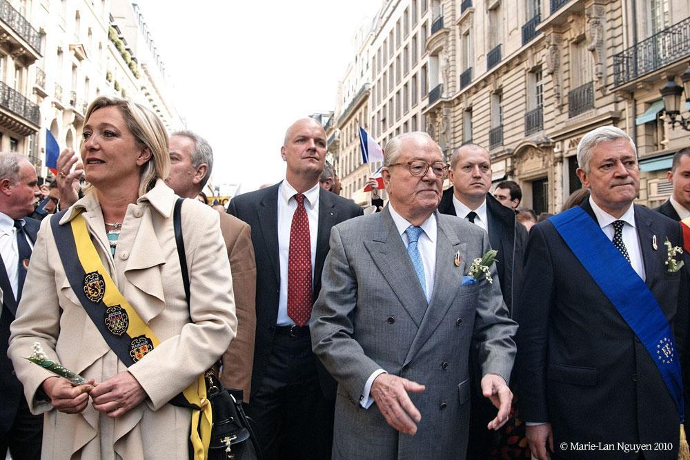 中央を歩く眼鏡の老紳士が極右FNの創始者ジャン＝マリー・ル・ペン氏。左がその娘で現党首のマリーン・ル・ペン氏