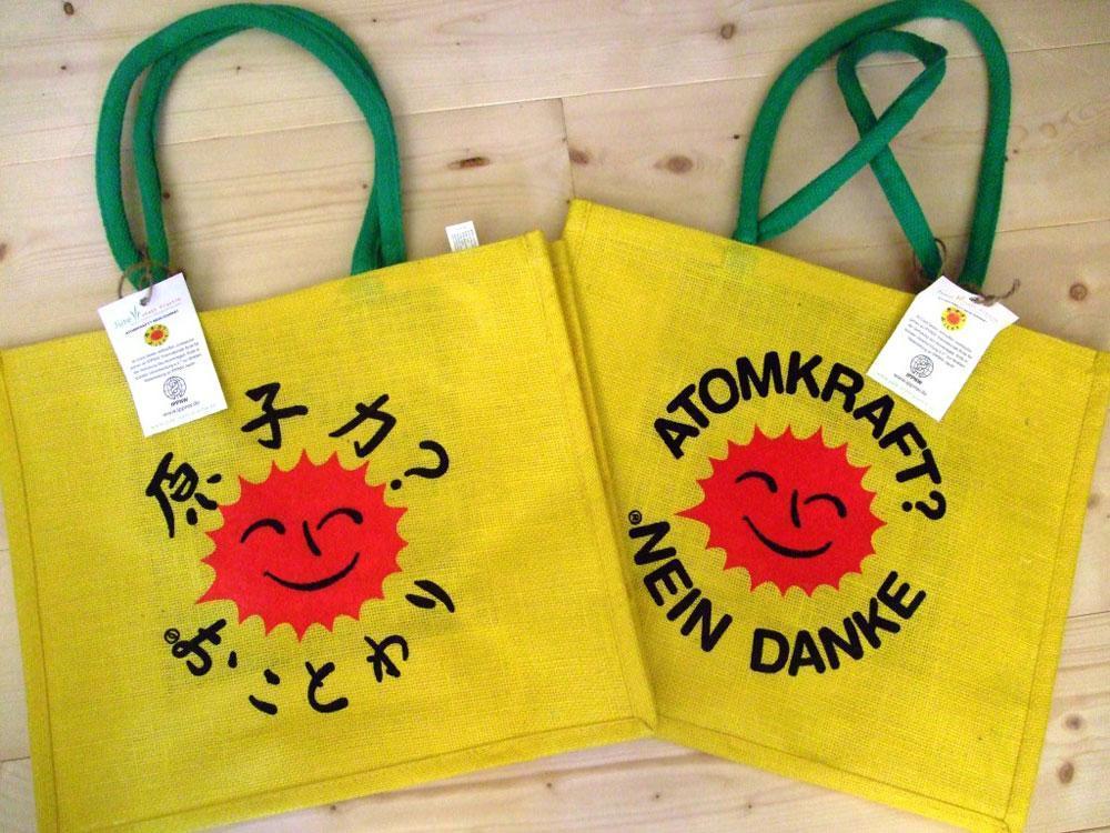 片面が日本語なので人気があり、デモのスタンドでとぶように売れたジュートバッグ。一枚につき50セントは日本のIPPNWに寄付される。©️KAWASAKI Yoko