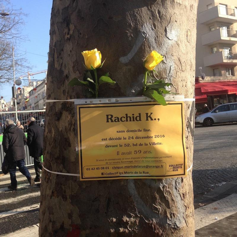 家の前の路上の木に黄色いバラを飾った張り紙があった。「ラシッド・K。ホームレス、2016年12月24日、ここヴィレット大通り52番地路上で逝く。享年59歳」。フランスには500万から880万人の貧困層がいると言われている。© PRADO Satsuki