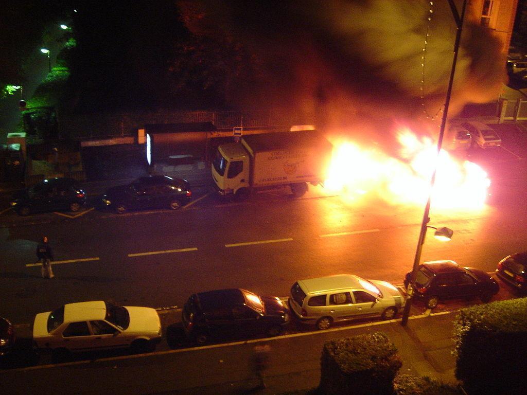 セーブル市にて。2005年の暴動で燃やされる車 ©bistoukeight 2005 - Wikimedia commons 