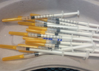 ドイツ：アストラゼネカでよかったら、来週接種できますが、来れますか？