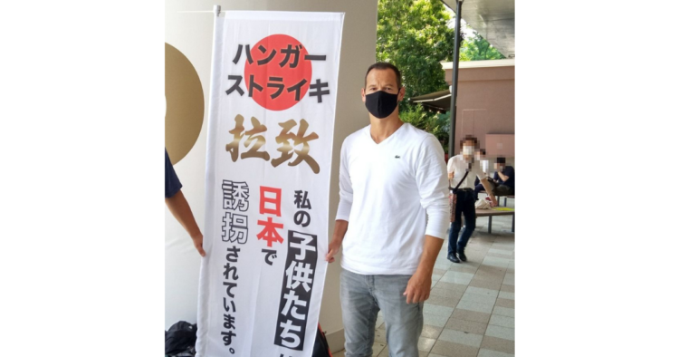 妻に連れ去られた子どもに会いたい！フランス人男性が五輪開会式場近くで抗議のハンスト