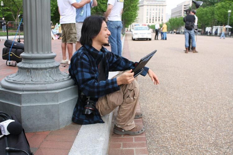 銃乱射事件で米NY捜査--ひろゆき氏、欧州ではセーフ?