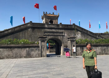 突然軍服に着替えたベトナム人女性とともに― ベトナムでみた南北戦争の足跡