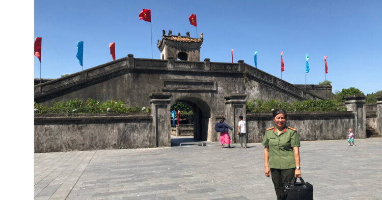 突然軍服に着替えたベトナム人女性とともに― ベトナムでみた南北戦争の足跡